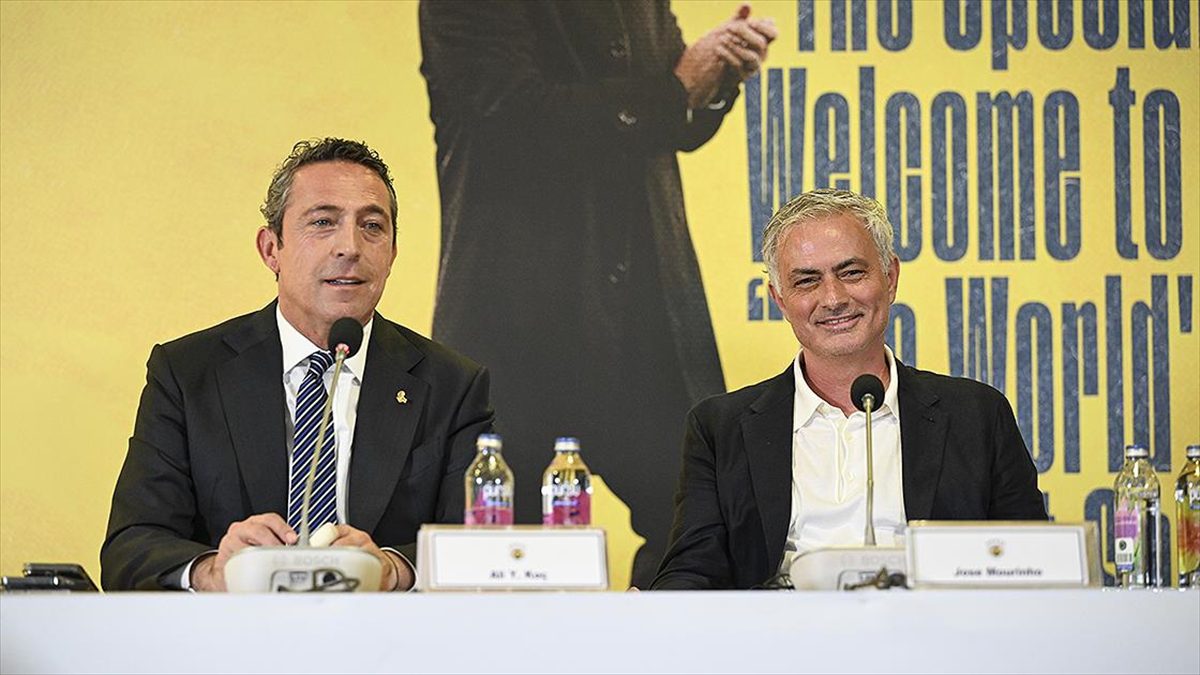 Fenerbahçe Kulübü Başkanı Ali Koç, sarı-lacivertli futbol takımında teknik direktörlük
