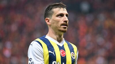 Fenerbahçe'de tecrübeli futbolcu Mert Hakan Yandaş'ın sözleşmesi uzatıldı.