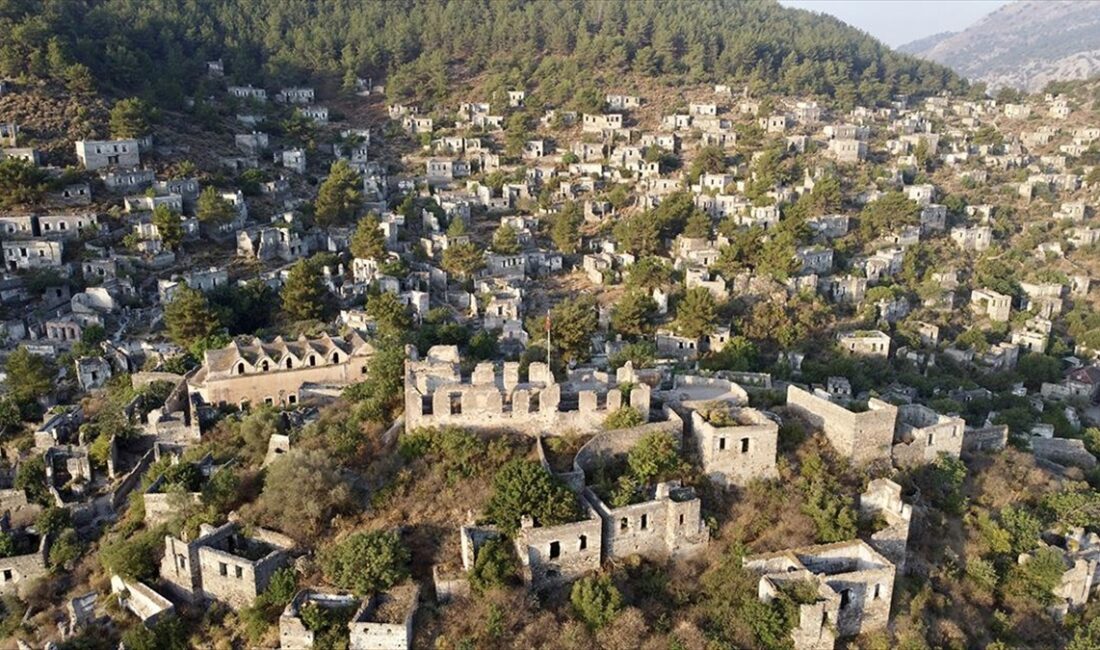 Muğla'nın Fethiye ilçesinde yıllar önce terk edildiği için "hayalet köy"