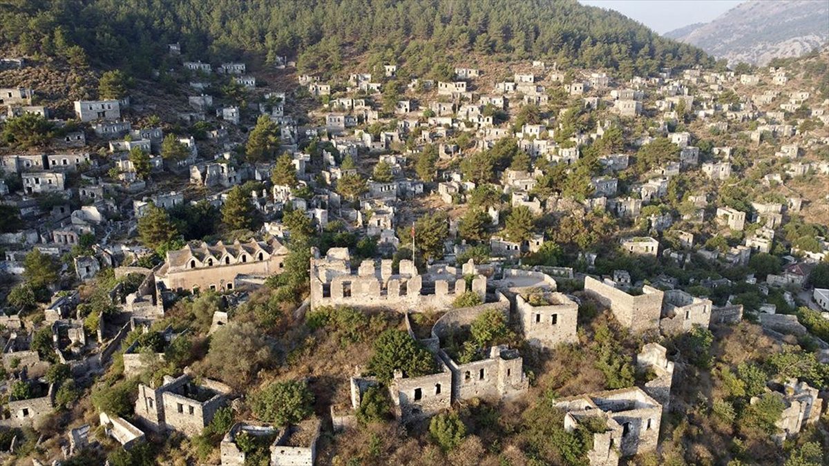 Muğla'nın Fethiye ilçesinde yıllar önce terk edildiği için "hayalet köy"