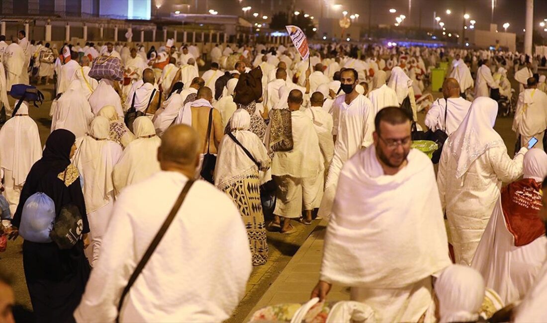 Hac ibadeti için kutsal topraklarda bulunan hacı adayları, Arafat vakfesini