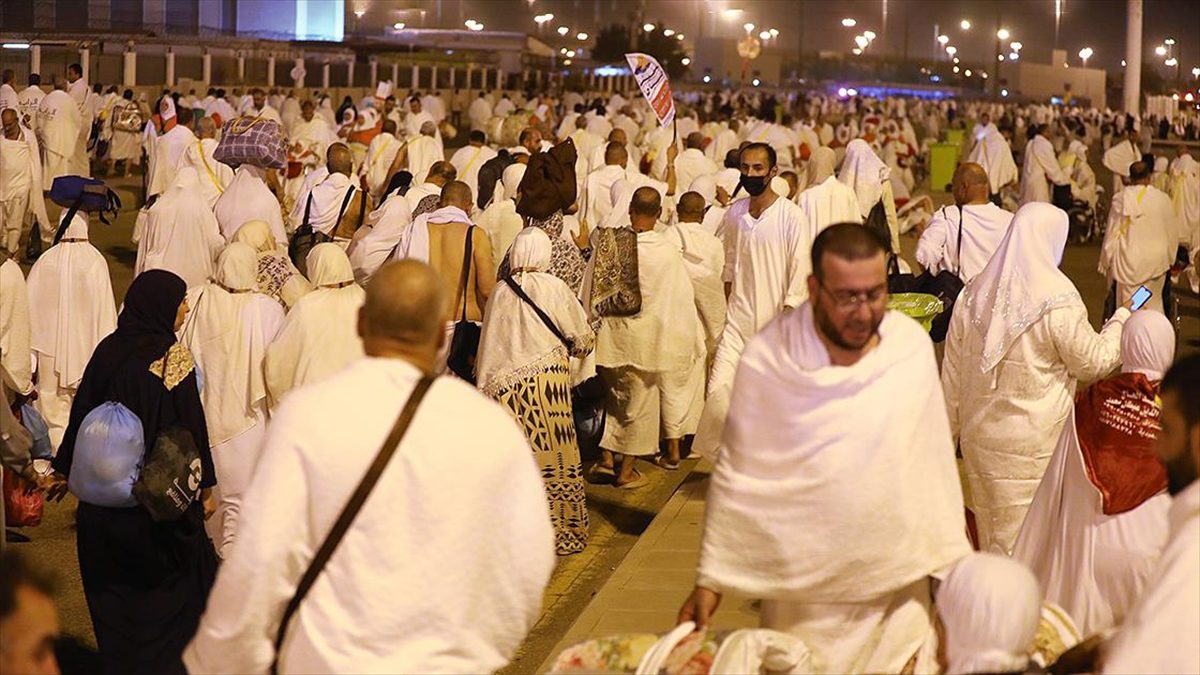 Hac ibadeti için kutsal topraklarda bulunan hacı adayları, Arafat vakfesini