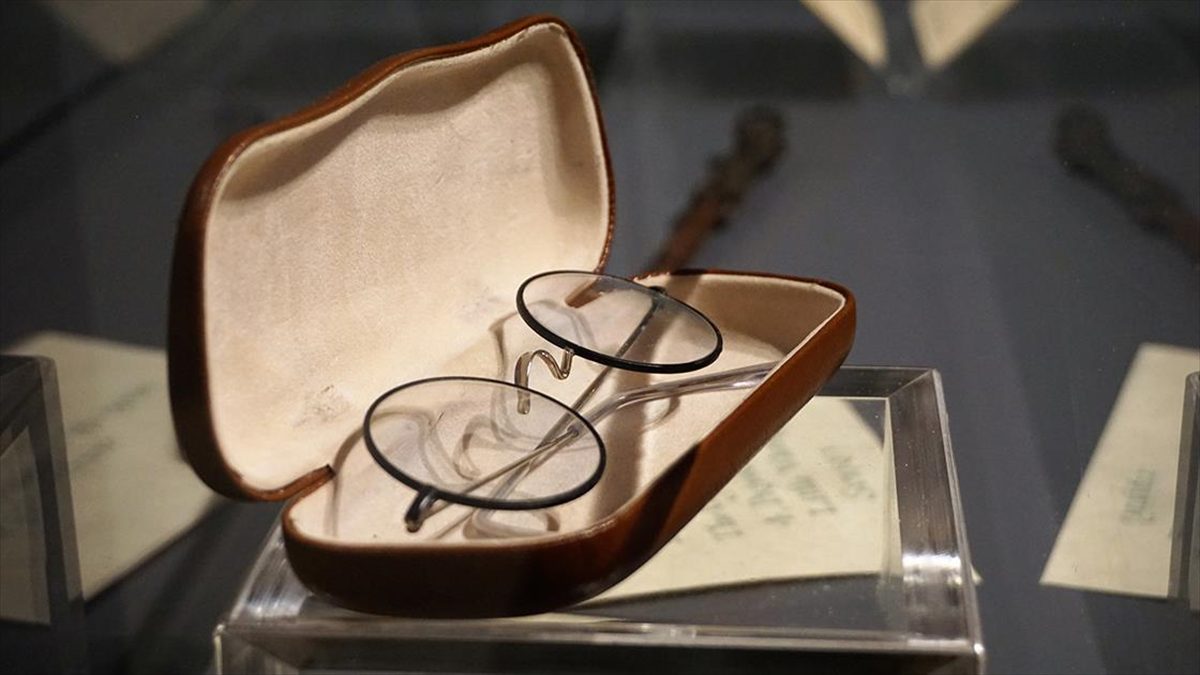 Dünya'da satış rekorları kıran serinin ilk kitabı Harry Potter ve