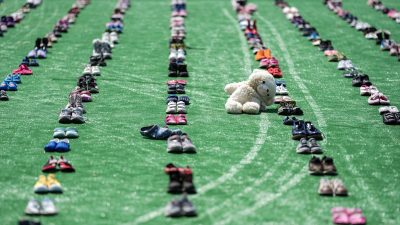 İsrail saldırılarında ölen binlerce çocuğu temsilen etkinlik alanında ayakkabı sergilendi.