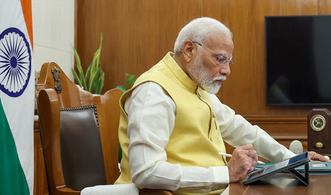 Hindistan'da üçüncü kez başbakan seçilen Narendra Modi, yeni görevlerini vermek