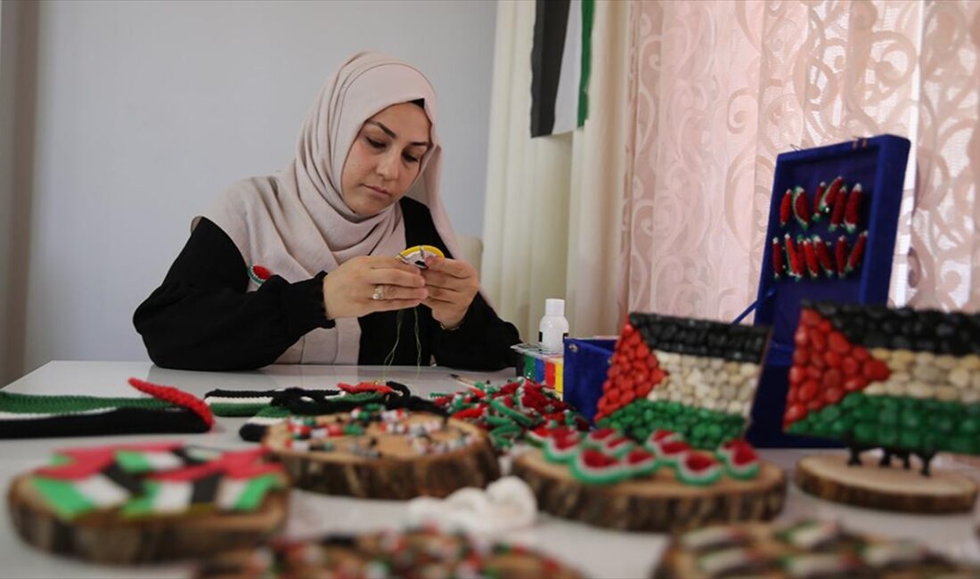 Mardin'de yaşayan Zehra Vural, evinde Filistin temalı ürettiği bileklik, çanta