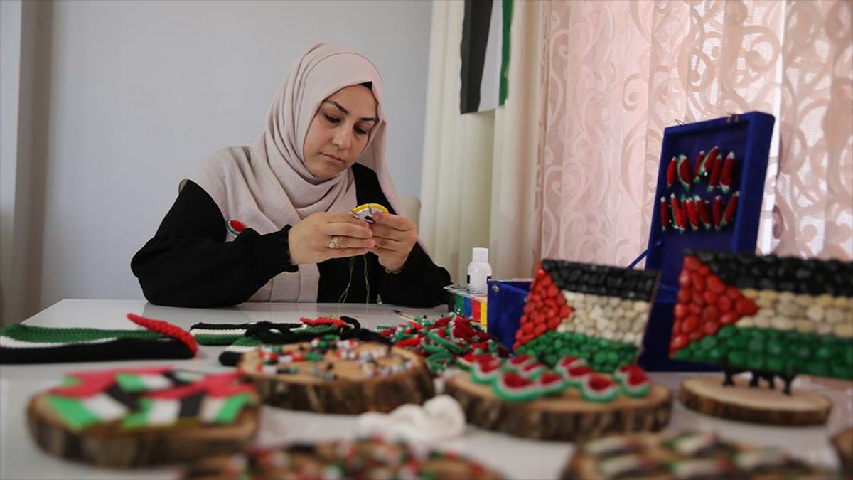 Mardin'de yaşayan Zehra Vural, evinde Filistin temalı ürettiği bileklik, çanta