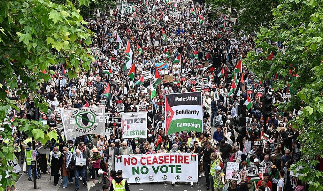 Londra'da on binlerce kişi, İsrail'in saldırılarını sürdürdüğü Gazze'de soykırımın son