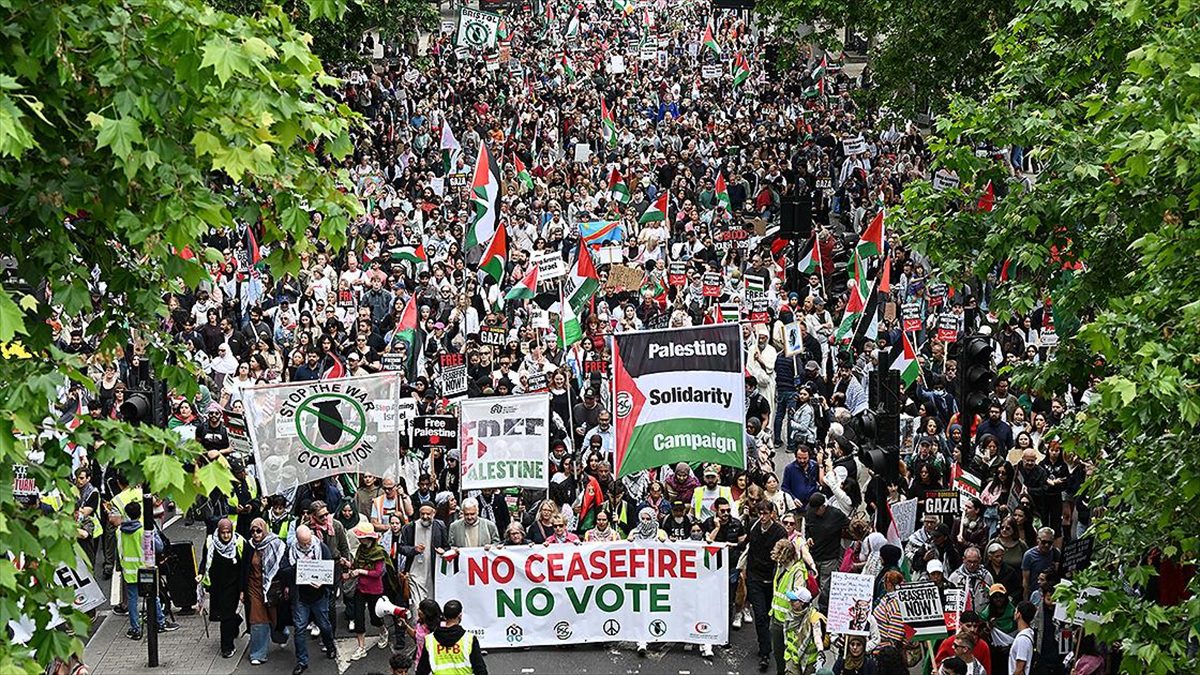 Londra'da on binlerce kişi, İsrail'in saldırılarını sürdürdüğü Gazze'de soykırımın son