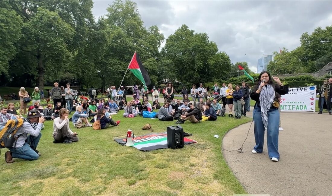 İngiltere'nin başkenti Londra'da bir grup Filistin destekçisi eylemci, kentin önemli