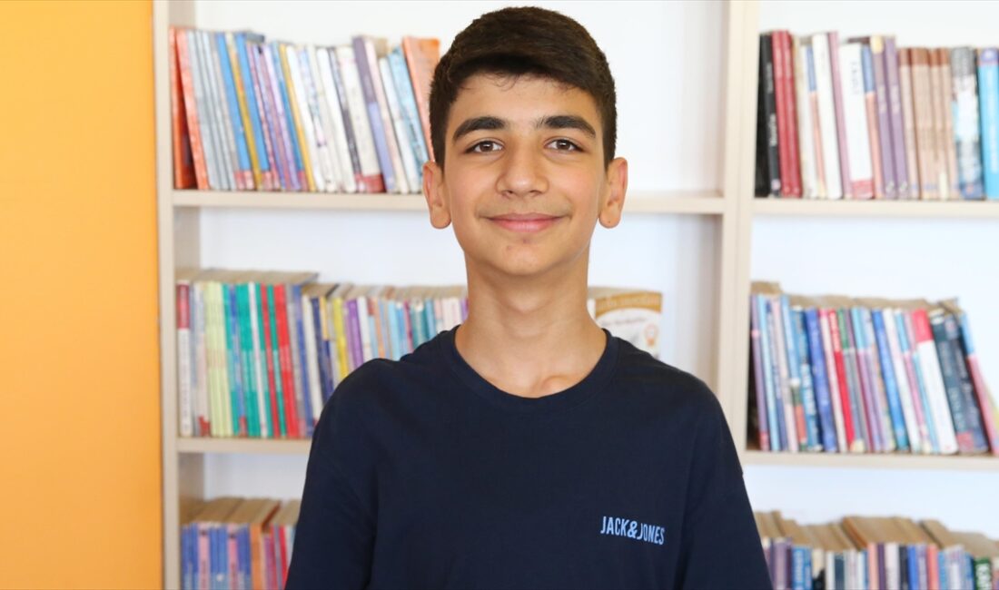 BINGÖL (AA) – Kültür Mahallesi’ndeki Turgut Özal Ortaokulundan mezun olan