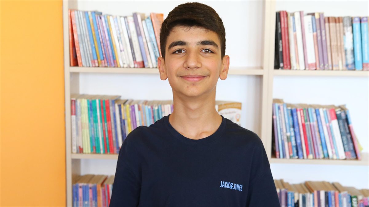 BINGÖL (AA) – Kültür Mahallesi’ndeki Turgut Özal Ortaokulundan mezun olan