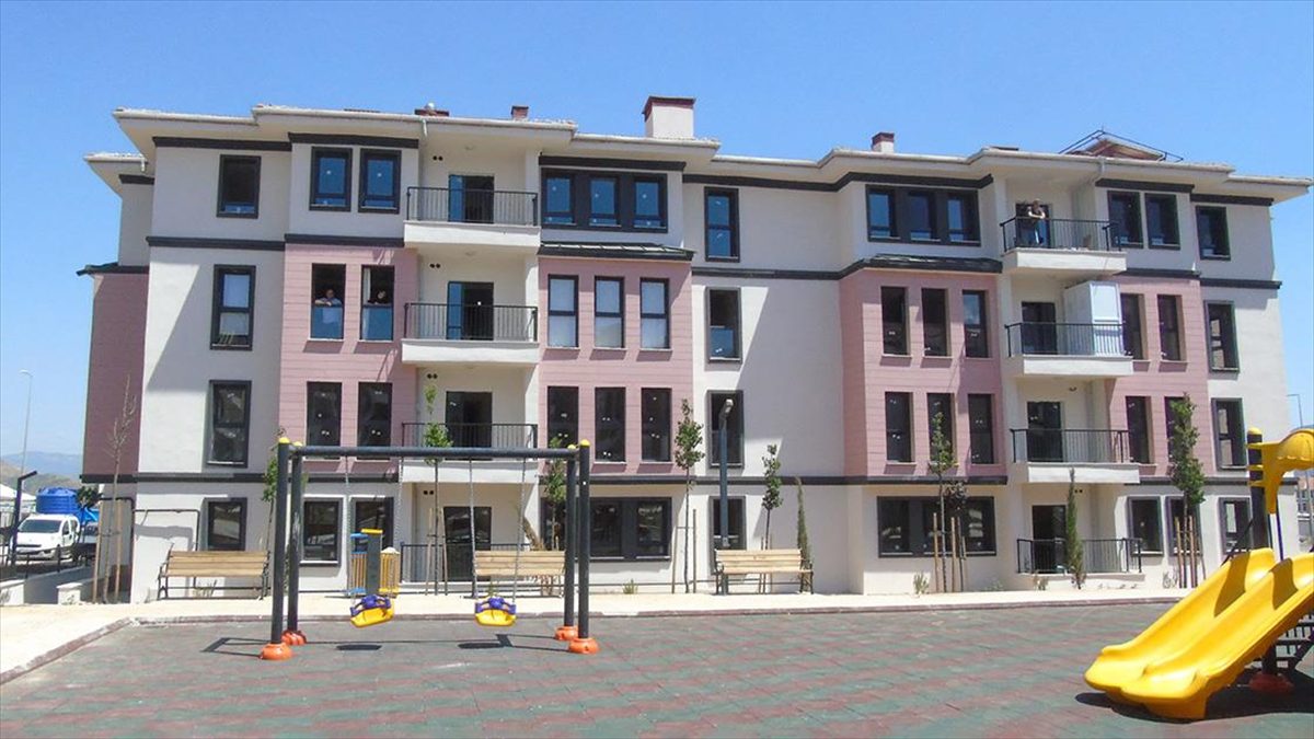 Kahramanmaraş merkezli depremlerden etkilenen Gaziantep'in İslahiye ilçesinde yapımı tamamlanan konutlara