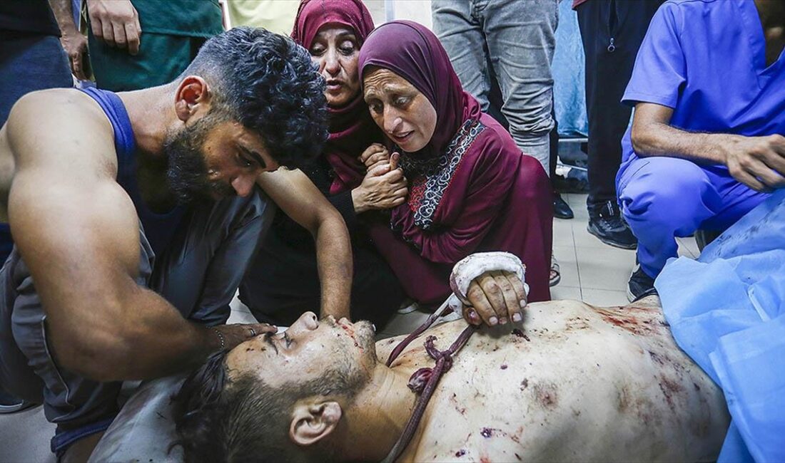 İsrail'in Gazze Şeridi'nin merkezindeki El-Miğraka beldesinde sivillerin toplu halde bulunduğu