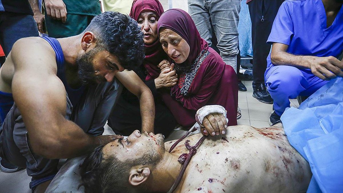 İsrail'in Gazze Şeridi'nin merkezindeki El-Miğraka beldesinde sivillerin toplu halde bulunduğu
