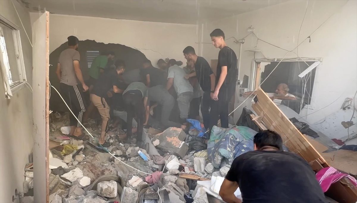 İsrail ordusunun, Gazze'nin orta kesimindeki El-Bureyc Mülteci Kampı'na düzenlediği saldırılarda