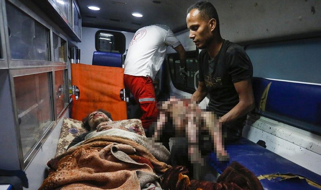 İsrail'in Gazze Şeridi'nin çeşitli bölgelerindeki evlere düzenlediği hava saldırılarında aralarında