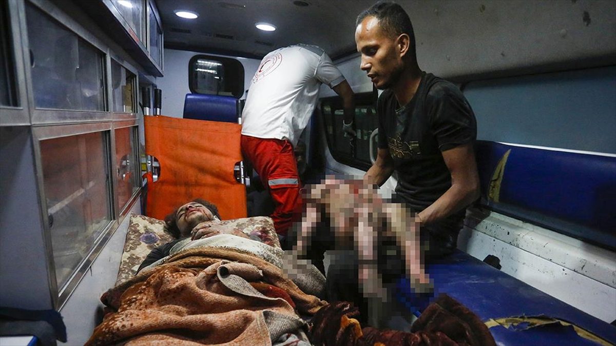 İsrail'in Gazze Şeridi'nin çeşitli bölgelerindeki evlere düzenlediği hava saldırılarında aralarında