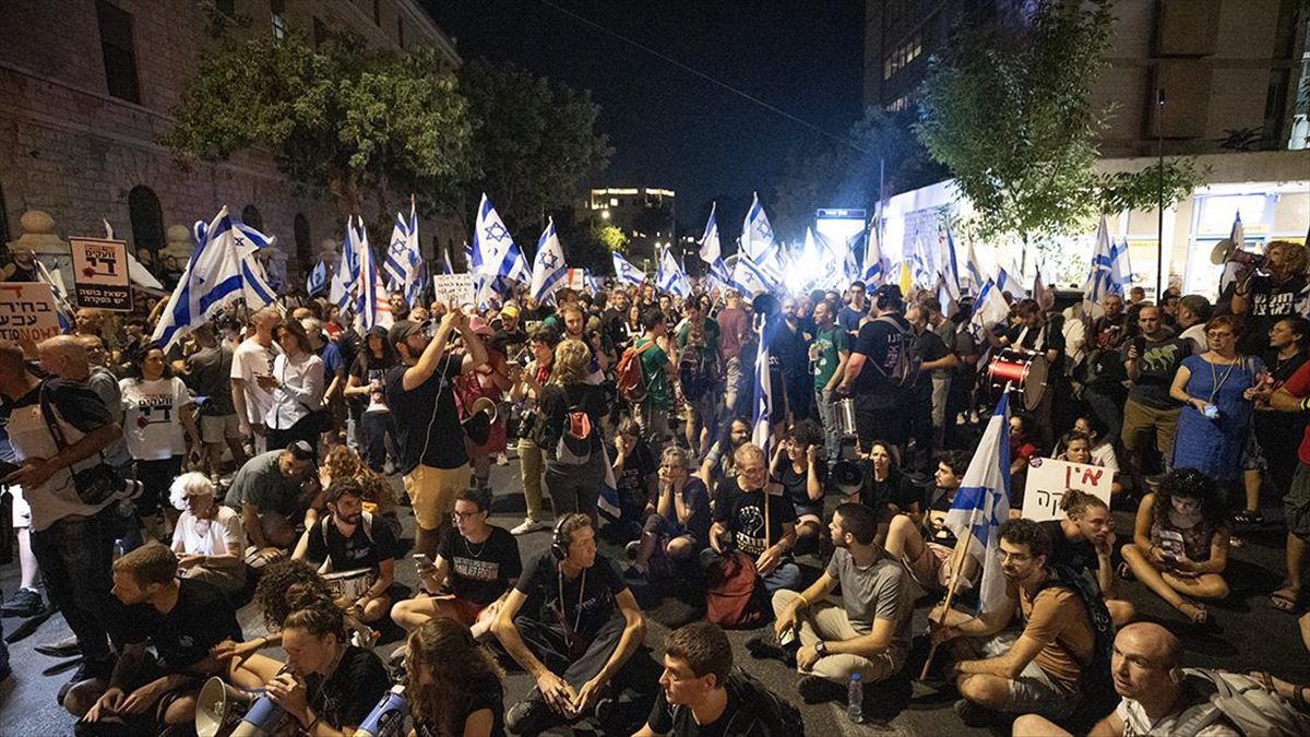 TEL AVIV (AA) – On binlerce İsrailli, başkent Tel Aviv