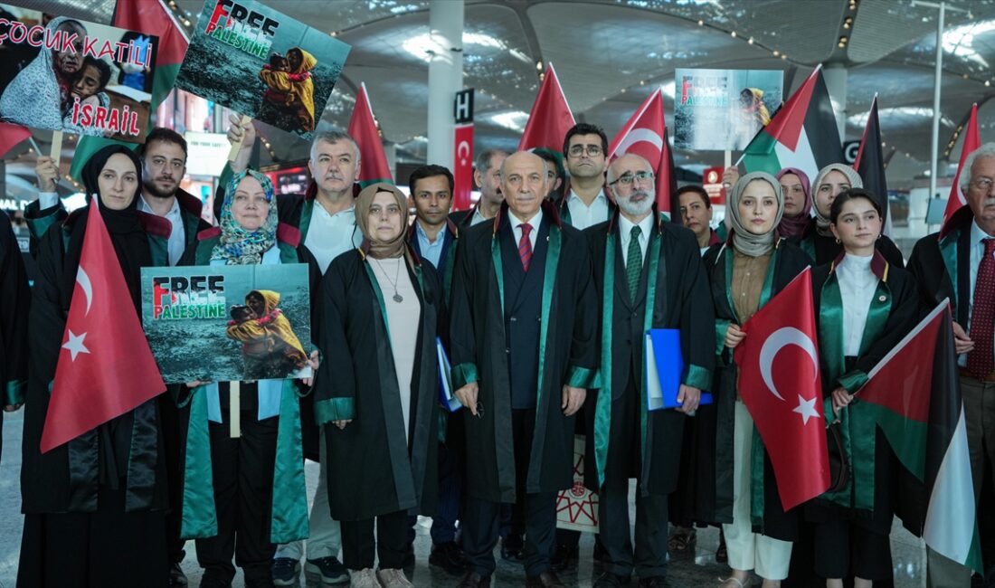 İSTANBUL (AA) – Beraberindeki avukatlarla Hollanda’ya hareketinden önce İstanbul Havalimanı’nda