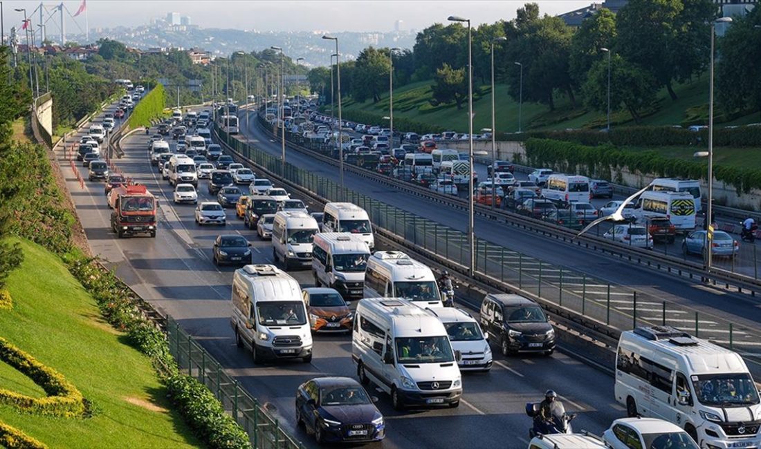 İstanbul'un bazı bölgelerinde haftanın ilk iş günü sabah saatlerinde trafik