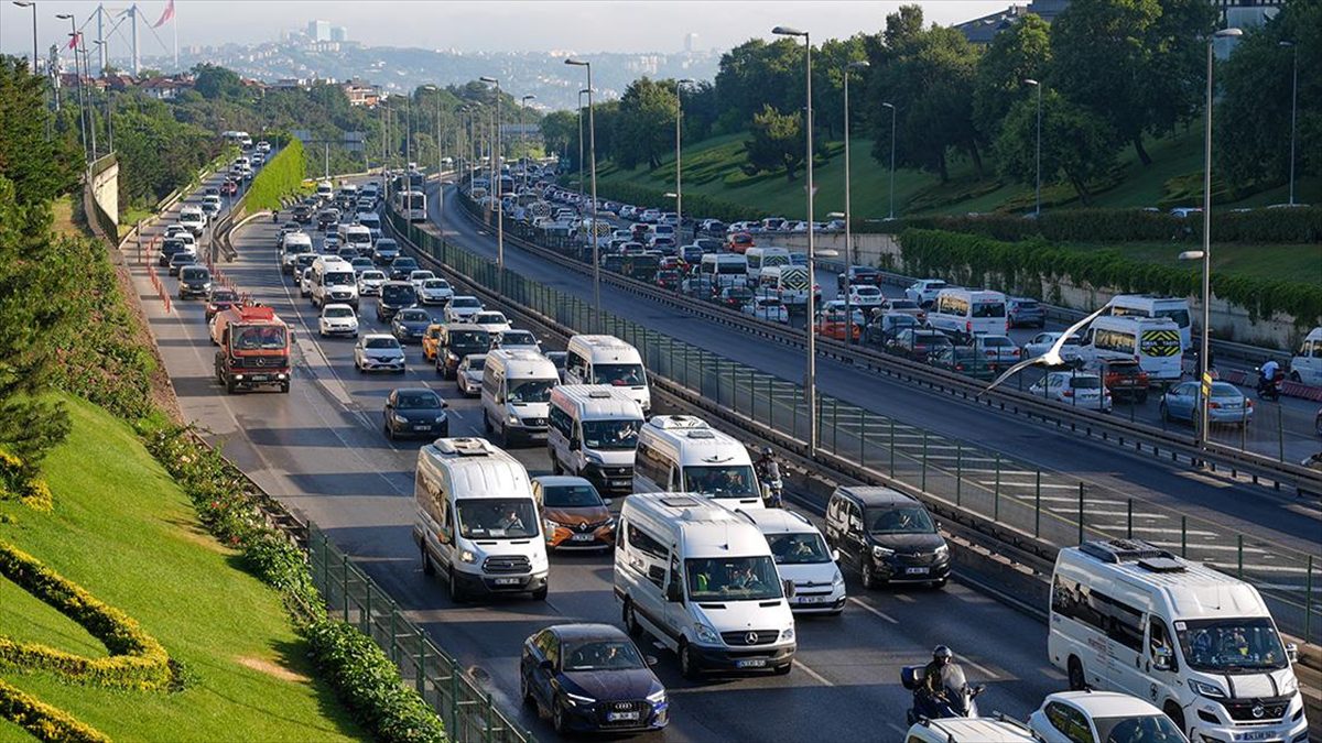 İstanbul'un bazı bölgelerinde haftanın ilk iş günü sabah saatlerinde trafik