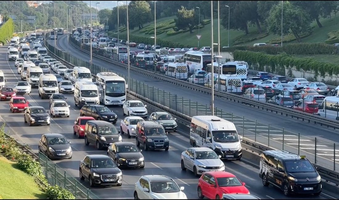 İstanbul'un bazı bölgelerinde haftanın ilk iş günü sabah saatlerinde trafik