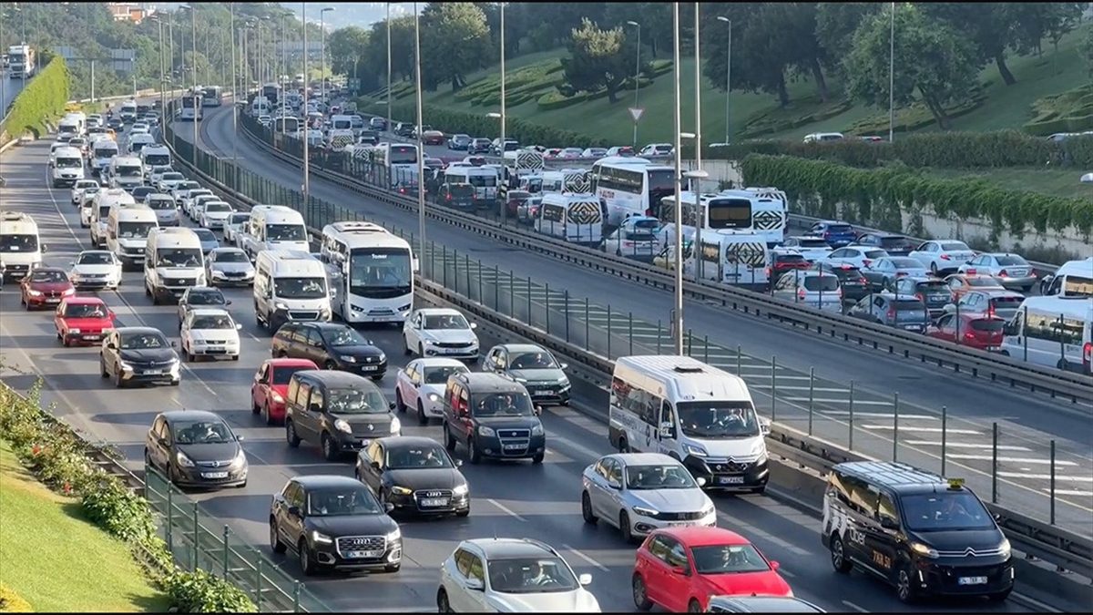 İstanbul'un bazı bölgelerinde haftanın ilk iş günü sabah saatlerinde trafik
