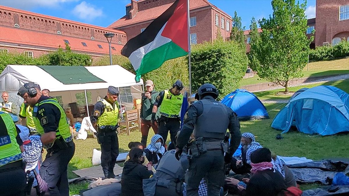 İsveç'in başkenti Stockholm'de polis, Filistin'e destek eylemi yapan Stockholm Kraliyet