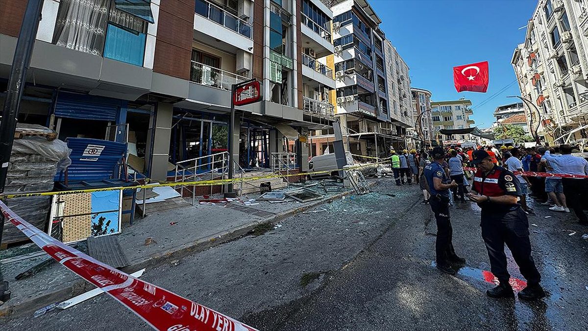 İzmir'in Torbalı ilçesinde bir restoranda patlama meydana geldi, ilk bilgilere