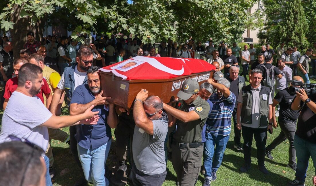 İzmir'in Bayındır ilçesinde zeytinlik alandaki yangına müdahaleden dönen arazöz operatörü,
