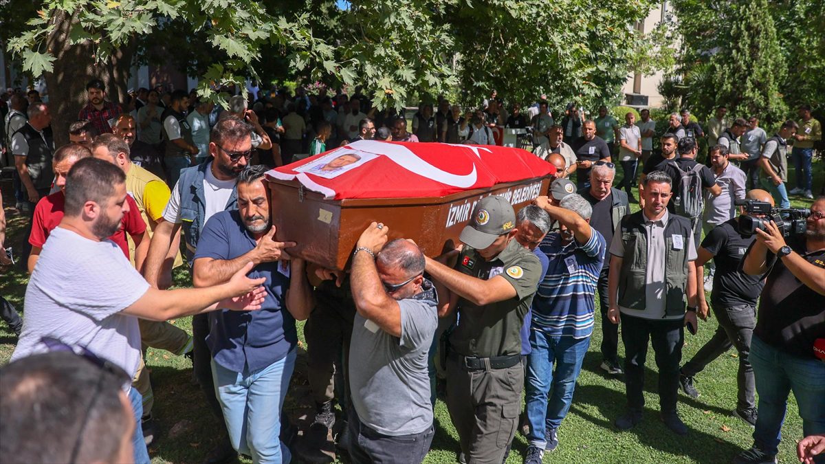 İzmir'in Bayındır ilçesinde zeytinlik alandaki yangına müdahaleden dönen arazöz operatörü,