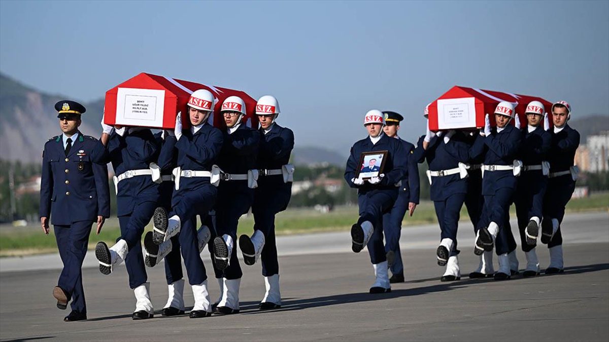 Kayseri'de kaza kırıma uğrayan eğitim uçağında şehit olan hava pilot