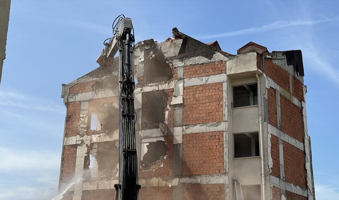 Kentsel dönüşüm sürecinde yaşanan anlaşmazlık davalarına bakan hukukçular, mülk sahiplerinin