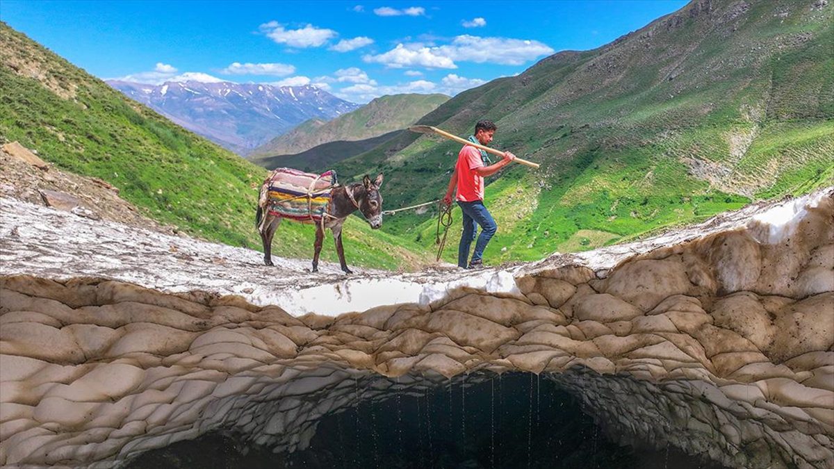 Van'ın Bahçesaray ilçesinde kışın kırsal mahallelerin yakınına düşen çığlar nedeniyle