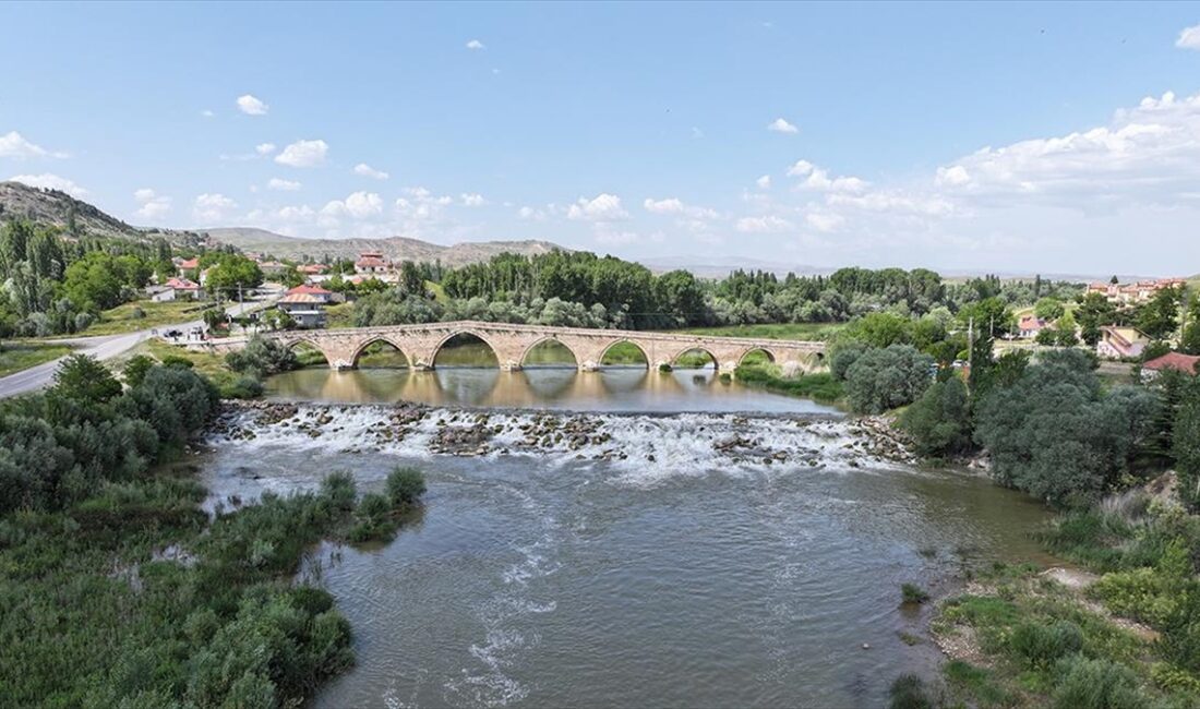 Kayseri'nin Sarıoğlan ilçesinde Kızılırmak üzerindeki tarihi Şahruh Köprüsü, yıllara meydan