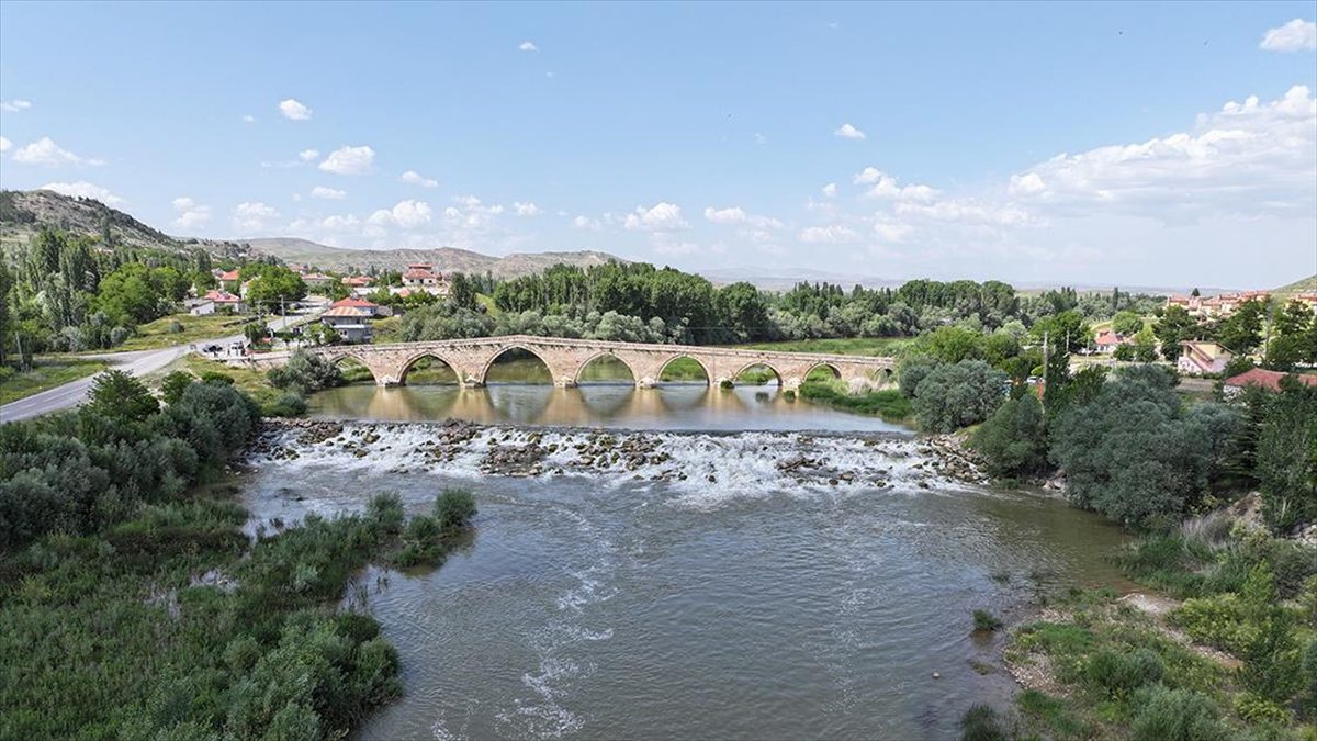 Kayseri'nin Sarıoğlan ilçesinde Kızılırmak üzerindeki tarihi Şahruh Köprüsü, yıllara meydan