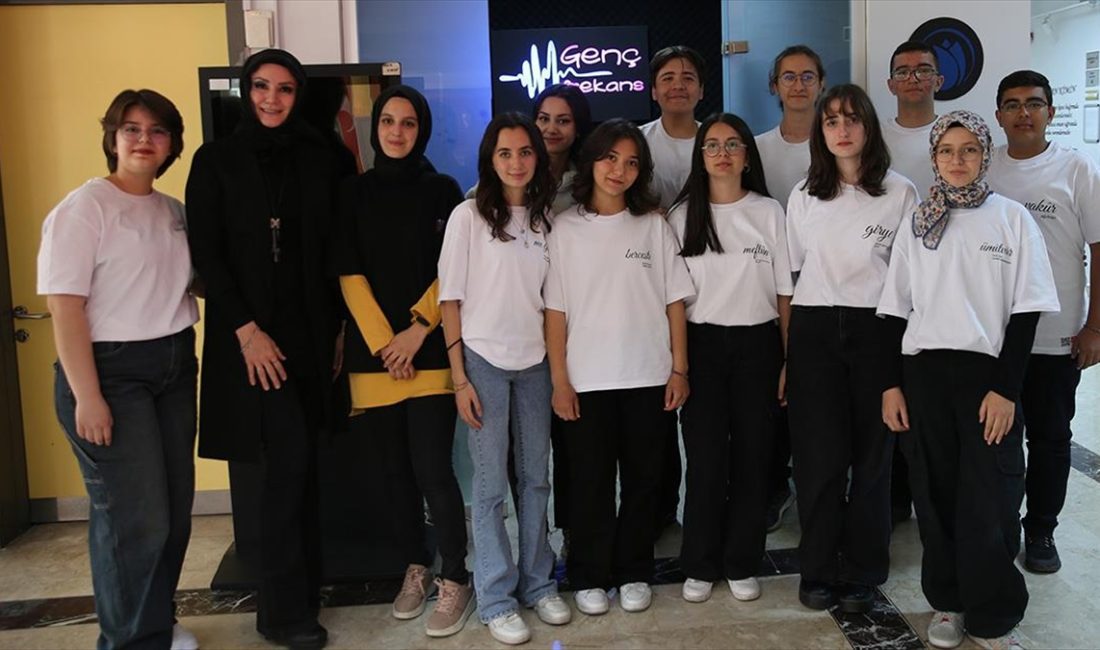 Konya'da bir lisede şiir dinletisiyle başlayan, Gençlik ve Spor Bakanlığının