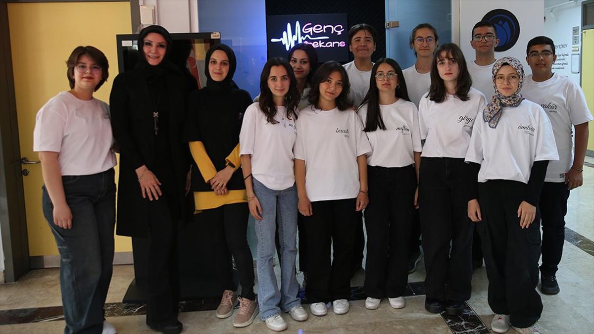 Konya'da bir lisede şiir dinletisiyle başlayan, Gençlik ve Spor Bakanlığının