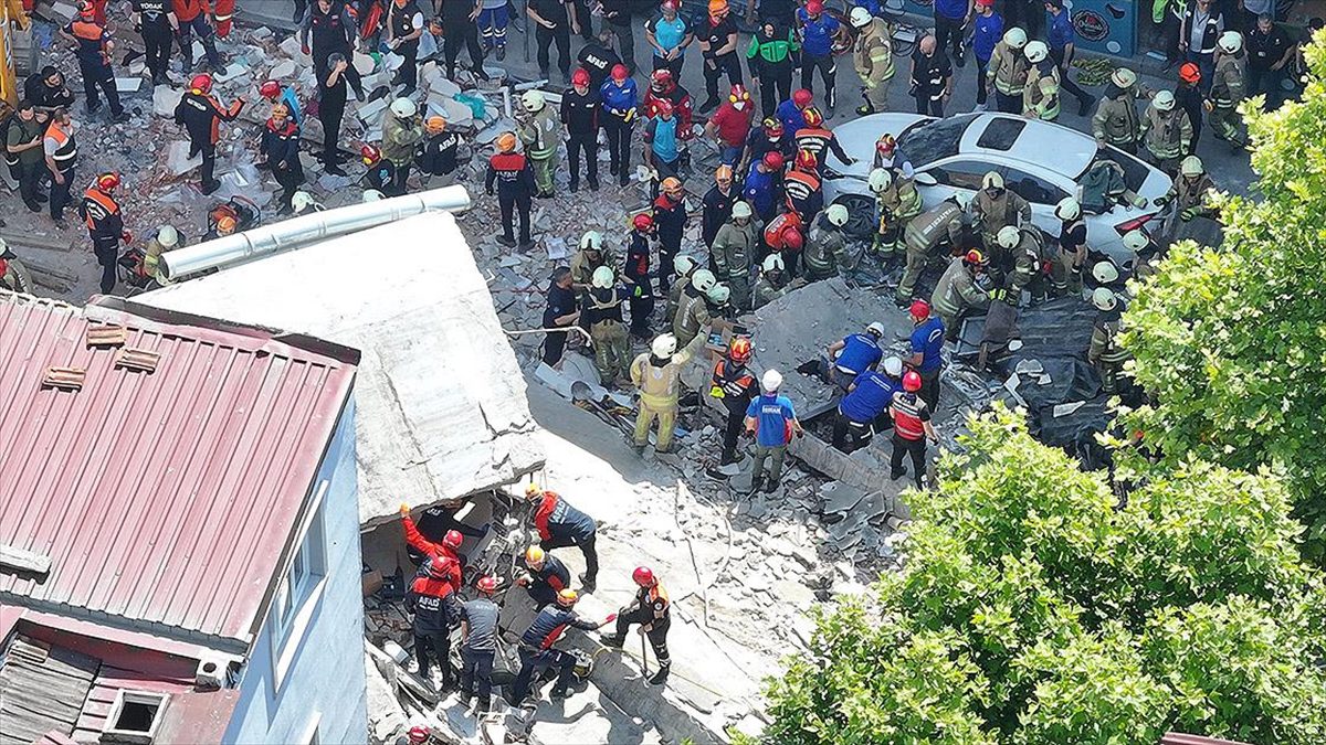 İstanbul Küçükçekmece'de çöken 3 katlı binanın enkazından 7 kişi yaralı