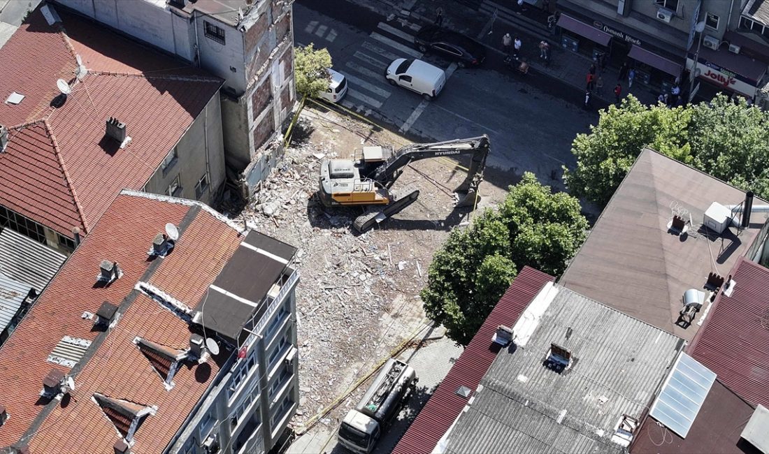Küçükçekmece'de çöken apartman ile yıkımı yapılan yanındaki binanın enkazı kaldırıldı.