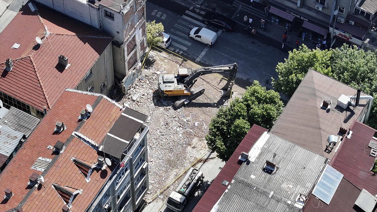 Küçükçekmece'de çöken apartman ile yıkımı yapılan yanındaki binanın enkazı kaldırıldı.