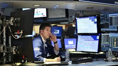 Küresel piyasalarda, ABD'de iş gücü piyasasının soğuduğu şeklinde yorumlanan sinyallere