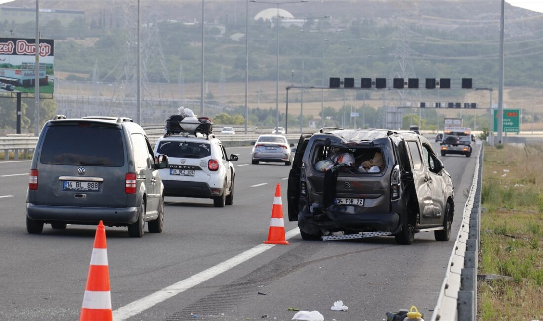 KOCAELI (AA) – Otoyolda İstanbul yönüne giden Ö.Ç’nin kullandığı 34