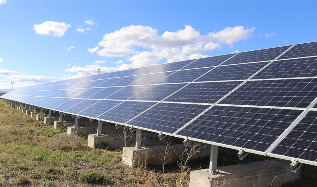 Türkiye'de tamamına yakını yenilenebilir enerji kaynaklarından oluşan lisanssız elektrik üretimi,