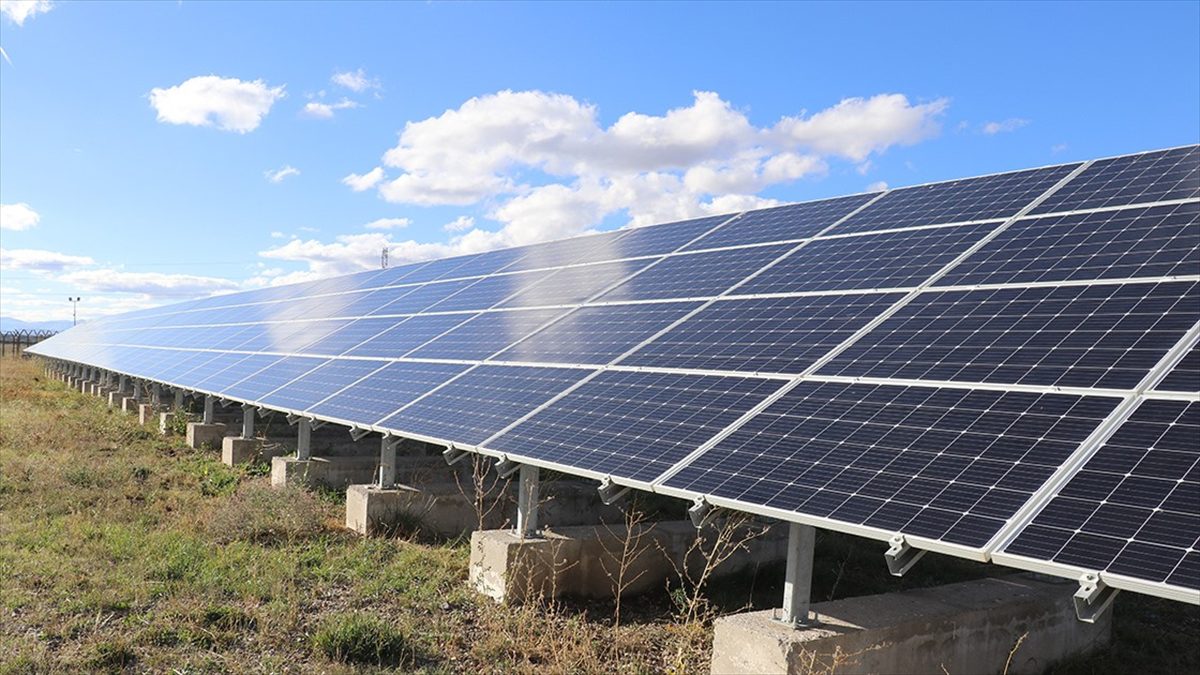 Türkiye'de tamamına yakını yenilenebilir enerji kaynaklarından oluşan lisanssız elektrik üretimi,