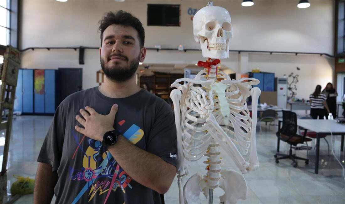 MALATYA (AA) – Öğrenciler, fakülte binasında açılan sergide, kağıt ve