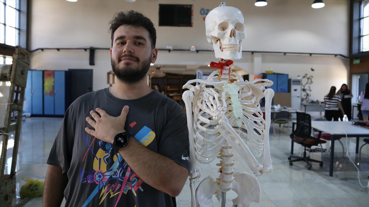 MALATYA (AA) – Öğrenciler, fakülte binasında açılan sergide, kağıt ve