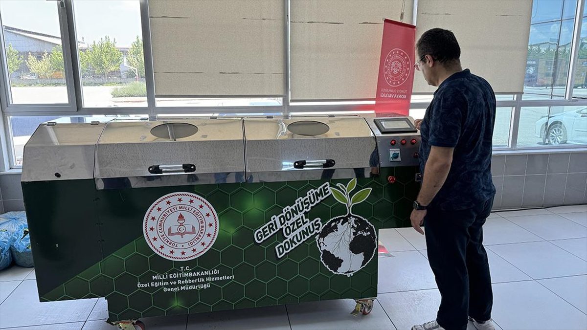 KONYA (AA) – Liselilerin öğretmenleriyle geliştirdiği makineler, evsel atıkları “değerli