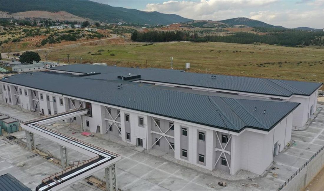Kahramanmaraş merkezli depremlerden etkilenen Gaziantep'in Nurdağı ilçesinde yapımı devam eden